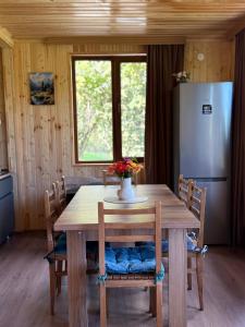Η κουζίνα ή μικρή κουζίνα στο Pankisi Wooden Cottage