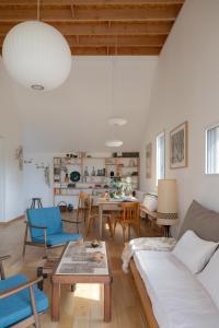 un soggiorno con un divano e un tavolo di Le Petit Civry a Saint-Julien-de-Civry Altre 27 foto