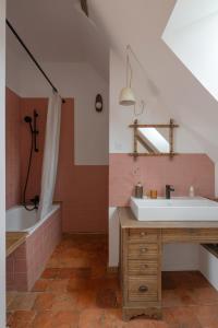 un bagno con vasca, lavandino e vasca da bagno di Le Petit Civry a Saint-Julien-de-Civry