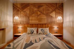 Luxury and stylish apartment in the heart of the city في صوفيا: غرفة نوم بسرير وجدران خشبية واضاءين