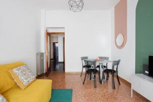ラ・スペツィアにあるCa' Montello Apartmentのテーブルと椅子のあるリビングルーム