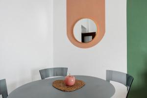 ラ・スペツィアにあるCa' Montello Apartmentのピンク色の物体が置かれたテーブル