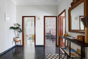 ラ・スペツィアにあるCa' Montello Apartmentのテーブルと鏡のあるリビングルーム +21枚の写真
