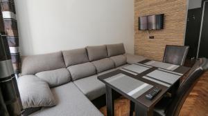 a living room with a couch and a table at Poarta Schei Residence in Braşov