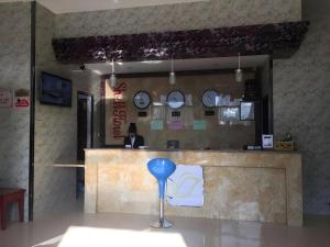 a restaurant with a counter with a blue funnel at Shell Hotel Taiyuan South Railway Station New Southeast Bus Station in Taiyuan