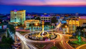 una città illuminata di notte con luci di strada di LUCKY STAR HOTEL a Buôn Ma Thuột