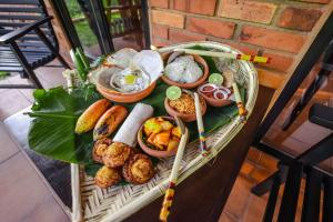 une assiette de nourriture sur une table dans l'établissement Cinnamon Cottage Near Colombo Intl Airport, à Madampella Ihala