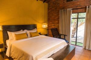 une chambre avec un grand lit et une grande fenêtre dans l'établissement Cinnamon Cottage Near Colombo Intl Airport, à Madampella Ihala