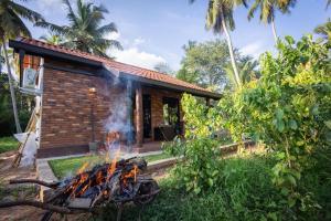 un incendie devant une maison dans l'établissement Cinnamon Cottage Near Colombo Intl Airport, à Madampella Ihala