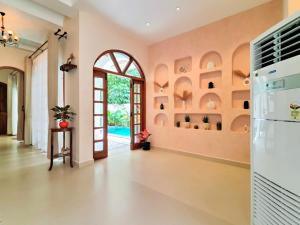 a living room with an arched doorway and an entry way at Villa Laz by hnh in Parra