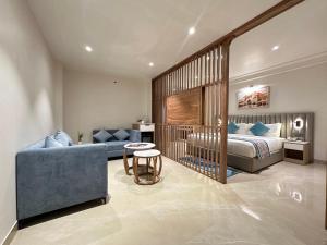 Postel nebo postele na pokoji v ubytování Regenta Anantam Resort Khatu Shyam Ji at 52 bigha parking khatu shyam ji