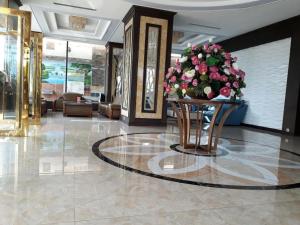 a lobby with a table with a bouquet of flowers at Summer Hotel in Cửa Lò +128 photos