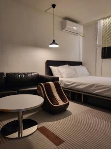 Una cama o camas en una habitación de 청담동, 명품거리, 청담역, 압구정로데오, 성형 병원, 한강공원, 강남도심, 발마사지기, 에어드레서, 무료주차