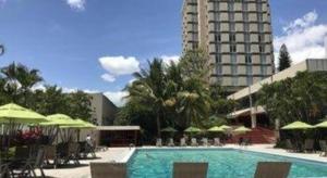 a hotel with a swimming pool and a large building at Hotel Honduras Maya in Tegucigalpa