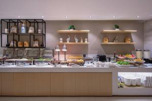 una cucina con buffet con cibo in esposizione di City Comfort Inn Beihai RT-Mart High Speed Railway Station a Beihai