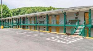 Un edificio con detalles verdes y un estacionamiento. en Quality Inn Royle, en Kittanning