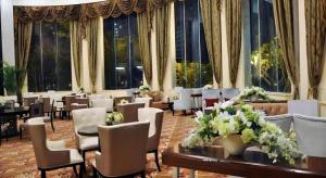 a dining room with tables and chairs and windows at Country Garden Phoenix Hotel Yunfu in Yunfu