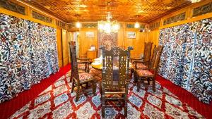 una habitación con sillas y paredes cubiertas de cortinas en Houseboat New Golden Fleece, en Srinagar