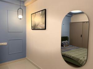 Postel nebo postele na pokoji v ubytování White Teak Suites 3BHK Madhapur
