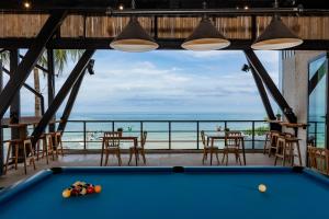 O masă de biliard de la Malibu Beach Resort
