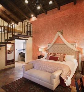 スウォンにあるHotel Casa Suwonの大きなベッドと階段のある寝室