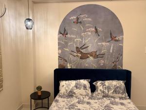 Postel nebo postele na pokoji v ubytování White Teak Suites 3BHK Madhapur