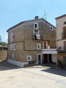 un gran edificio de ladrillo con un banco delante en Can Manuel, en Gabet