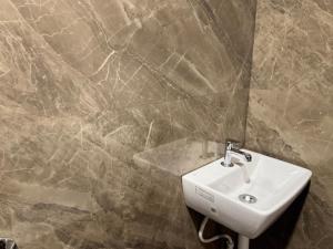 Koupelna v ubytování White Teak Suites 3BHK Madhapur + 5 fotografií