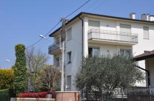 パドヴァにあるToaldo18のバルコニー付きの白いアパートメントです。