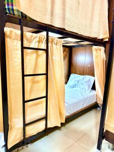 Ένα ή περισσότερα κρεβάτια σε δωμάτιο στο Amritsar Backpackers Hostel