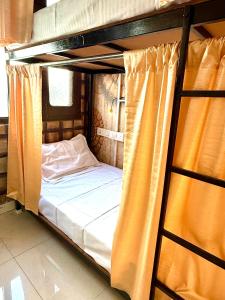 Ένα ή περισσότερα κρεβάτια σε δωμάτιο στο Amritsar Backpackers Hostel
