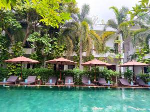 シェムリアップにあるザ ムーン レジデンス＆スパのホテルのスイミングプール(椅子、パラソル付) +134枚の写真
