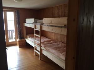 Ένα ή περισσότερα κρεβάτια σε δωμάτιο στο Sonnige Wohnung mit Aussicht Region Lenzerheide