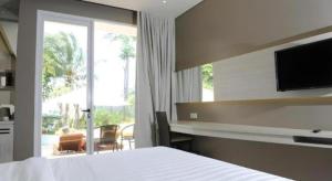 una camera d'albergo con un letto e una grande finestra di Double G Resort Anyer a Carita Altre 164 foto