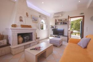Χώρος καθιστικού στο Villa Ftelias by Villa Plus