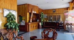 una stanza con pareti e mobili in legno in un ristorante di Anoulack Khen Lao Hotel a Muang Phônsavan