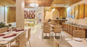 una sala da pranzo con tavoli e sedie in un ristorante di Lonuveli a Hulhumale Altre 65 foto