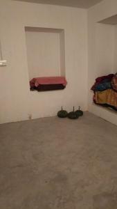 una habitación con dos gatos tumbados en el suelo en Hotel River hill, en Bashist