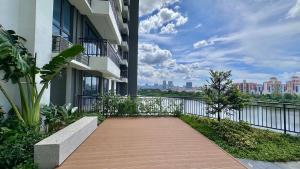 uma varanda de um edifício de apartamentos com uma passagem em Baron Residence by manatidur #PetFriendly #Lakecity em Kuala Lumpur