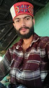 un hombre con barba que lleva un sombrero en Hotel River hill, en Bashist