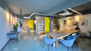 uma sala de jantar com uma mesa de madeira e cadeiras azuis em Baron Residence by manatidur #PetFriendly #Lakecity em Kuala Lumpur