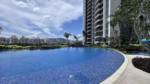 uma grande piscina azul em frente a um prédio em Baron Residence by manatidur #PetFriendly #Lakecity em Kuala Lumpur