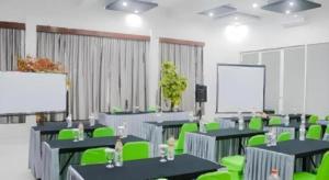 una sala conferenze con tavoli e sedie verdi di Fizz Hotel Lombok a Gili Trawangan Altre 174 foto