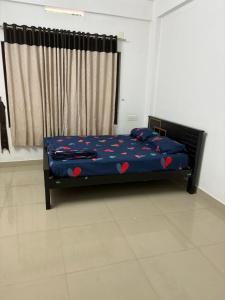 Schlafzimmer mit einem Bett mit roten Herzen in der Unterkunft HR Mukkali in Attappādi