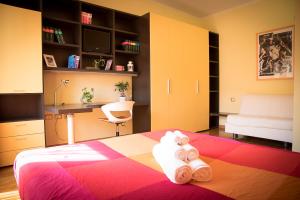 A bed or beds in a room at Chat&Chill Vatican Apartment