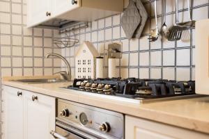 A kitchen or kitchenette at Chat&Chill Vatican Apartment
