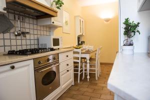 A kitchen or kitchenette at Chat&Chill Vatican Apartment
