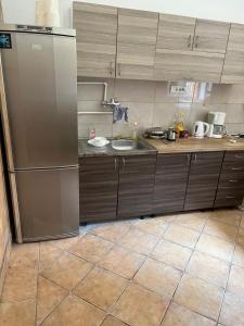 スレムスキ・カルロヴツィにあるSremski Karlovci center 4 bedrooms apartmentのシンクと冷蔵庫付きのキッチン +13枚の写真