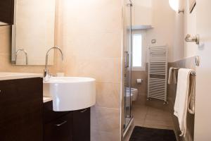 A bathroom at Chat&Chill Vatican Apartment