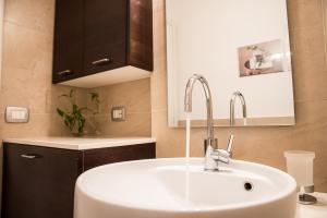A bathroom at Chat&Chill Vatican Apartment Még 23 kép